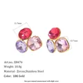 Detail van geometrische zirkoon oorbellen in 18K verguld roestvrij staal met afmetingen - Geometrische Drie-Stenen Stijl (E8476_Gold_4) / Roze en Paars Combinatie (E8476_Gold_4)