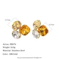 Detailweergave van 18K vergulde roestvrijstalen oorbellen met ambergelige kristallen. - Geometrische Drie-Stenen Stijl (E8476_Gold_2) / Amber en Lichtgeel Combinatie (E8476_Gold_2)