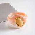 Dettaglio di un bracciale rigido in acrilico marmorizzato pesca con pietra - Rosa-Beige