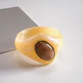 Elegante brazalete de acrílico jaspeado con un gran detalle de piedra de resina ovalada marrón - Beige
