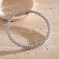 Vue macro d'un collier choker minimaliste en métal argenté tressé géométrique - Grand / Argent