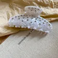Primo piano elegante di una molletta per capelli bianco perla con strass luccicanti fini - 36# Pinza Strass con Texture Marmo / Bianco