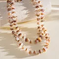 Detailaufnahme einer Vintage-Halskette mit unregelmäßigen Muschelstücken und Glasperlen - Vintage unregelmäßige Muschelperlen-Stil / 3# Halskette-Kaffee