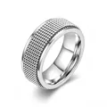 Detailansicht der rotierenden Netzstruktur eines silbernen Edelstahl-Spinner-Rings - Größe 5 / 8mm / Silber