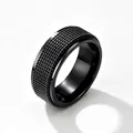 Detailansicht eines schwarzen Edelstahl-Spinner-Rings mit drehbarem Mesh-Design. - Größe 5 / 8mm / Schwarz