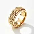 Makroaufnahme eines goldfarbenen drehbaren Netzrings aus Edelstahl gegen den Stress. - Größe 5 / Drehbarer Netzring / 8mm / Gold
