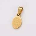 Détail macro d'un pendentif ovale en acier doré avec Notre-Dame de Guadalupe gravée - Petit (Or)