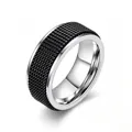 Detailansicht der drehbaren schwarzen Netzeinlage auf einem polierten Edelstahlring - Größe 5 / 8mm / Silber & Schwarz
