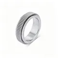 Detailaufnahme des drehbaren Gittermusters auf dem silbernen Edelstahl-Spinnerring - Größe 5 / 6mm / Silber
