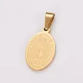 Gros plan du pendentif ovale doré avec la gravure de Notre-Dame de Guadalupe - Grand (Or)