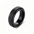 Makro-Detail eines schwarzen Spinner-Rings mit aufwendiger Netztextur und mattem Finish. - Größe 5 / Drehbarer Netz-Stil / 6mm / Schwarz