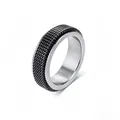 Nahaufnahme eines drehbaren Edelstahl-Spinner-Rings mit schwarzer Netzstruktur Detail - Größe 5 / 6mm / Silber & Schwarz