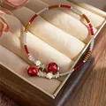 Handgemaakte acryl kralen choker ketting met rode en blauwe kralen en bloemaccenten - Halsband Stijl / Halsketting-Rood-Bruin-Wit