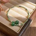 Detailweergave van een elegante groene acryl kralenketting in een luxe sieradenbak - Halsband Stijl / Ketting-Groen