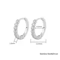 Detailansicht silberne Zirkonia-Creolen mit den Maßen 12,4 mm x 9,5 mm x 1,6 mm - Weißgold