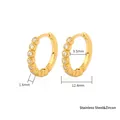 Vergoldete Huggie-Ohrringe mit Zirkonia-Steinen, detaillierte Abmessungen und Materialien. - 18K-Gold