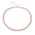Collier élégant en perles d'acrylique rose avec espaceurs dorés sur fond blanc. - Rose