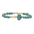 Dettaglio della perla a cuore turchese e croce dorata su bracciale in pietra minima - Turchese Venato Verde