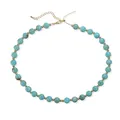 Gros plan exquis d'un collier de perles en acrylique marbré bleu clair avec entretoises dorées - Bleu lac
