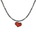 Detailopname van een rode hartvormige hanger aan een ketting van donkere metalen kralen - Rood Hartjespatroon