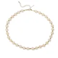 Vue détaillée de perles en acrylique crème et perles d'espacement dorées sur un collier - Blanc Cassé