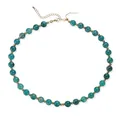 Vue détaillée du collier en perles acryliques avec texture marbrée turquoise - Bleu Paon