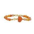 Detailansicht eines Herz-Natursteinarmbands mit vergoldetem Kreuzanhänger, fein - Orangene Jade
