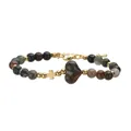 Detailansicht eines Herz-Naturstein-Armbands mit goldenem Kreuzanhänger und Perlen. - Indischer Achat