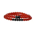 Primo piano di un bracciale a doppio strato in pietre naturali rosse e blu da 6mm di diametro - Agata Rossa e Pietra di Sabbia Blu