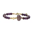 Vista dettagliata del bracciale con perle di ametista, ciondolo a cuore e croce dorata - Ametista