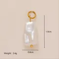 Détail d'un pendentif en perle baroque avec anneau doré, longueur 1,9 cm et poids 2,4 g - Pendentif Perle Rectangulaire No.15 / Milky blanc