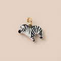 Dettaglio macro di un ciondolo a forma di zebra in ceramica dipinto a mano con anello - Pendente Zebra