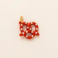 Charme de chaussure bretzel en cœur rouge avec perles blanches et anneau doré - Pendentif Bretzel