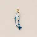 Dettaglio di un ciondolo a forma di pesce in smalto blu e bianco con anello dorato - No.9 Pesce Dorso Blu / Oro