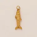 Dettaglio ravvicinato di un ciondolo a forma di pesce in acciaio inossidabile oro. - No.16 Pesce a Bocca Aperta / Oro