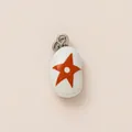 Dettaglio del charm a ciottolo bianco con stella arancione e anello metallico - Pendente a stella a cinque punte / Arancione