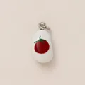 Primo piano di un ciondolo a forma di ciottolo bianco con stampa di pomodoro rosso e anello - Ciondolo Pianta di Pomodoro / Rosso
