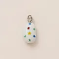 Dettaglio di un ciondolo a forma di sasso bianco con stelle colorate e anello argento. - Pendente a stella a cinque punte / Colorato