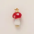 Détail d'une breloque champignon rouge à pois blancs et attaches dorées - Pendentif Champignon
