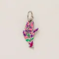 Vue détaillée d'un pendentif bouquet de lavande en émail coloré et acier inoxydable - Pendentif Lavande