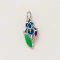 Vue détaillée en gros plan d'un pendentif fleur d'iris en émail coloré et acier inoxydable - Pendentif Fleur de Lys