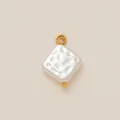 Gros plan du pendentif élégant en perle carrée martelée avec dorure 18 carats - Pendentif Perle Carrée