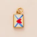 Vue détaillée d'un pendentif en acier doré 18 carats avec motif de cœur et enveloppe - Pendentif Enveloppe Rectangulaire Lignes Bleues
