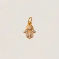 Dettaglio del ciondolo mano di Fatima placcato oro 18K con cristalli brillanti - Stile Mano di Fatima