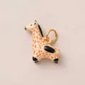 Makro-Detail des Keramik-Giraffenanhängers mit 18k vergoldetem Ring für Schmuck - Giraffen Anhänger / Creme