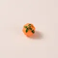Dettaglio di un piccolo ciondolo a forma di zucca arancione per gioielli fai da te. - Forma di Cachi Rosa