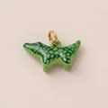 Gedetailleerde weergave van een groene krokodil bedel met goudkleurige stalen ring - Krokodil Hanger / Groen