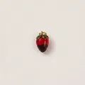 Vista dettagliata di un ciondolo a forma di fragola al cioccolato per creazione gioielli - Forma di Cioccolato alla Fragola