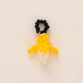 Nahaufnahme eines handgefertigten Perlen-Accessoires in Form einer gelben Banane - Bananen Anhänger