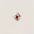 Primo piano di un ciondolo a cuore in acciaio inossidabile con cristallo rosso - Forma di Cuore in Strass Rosso